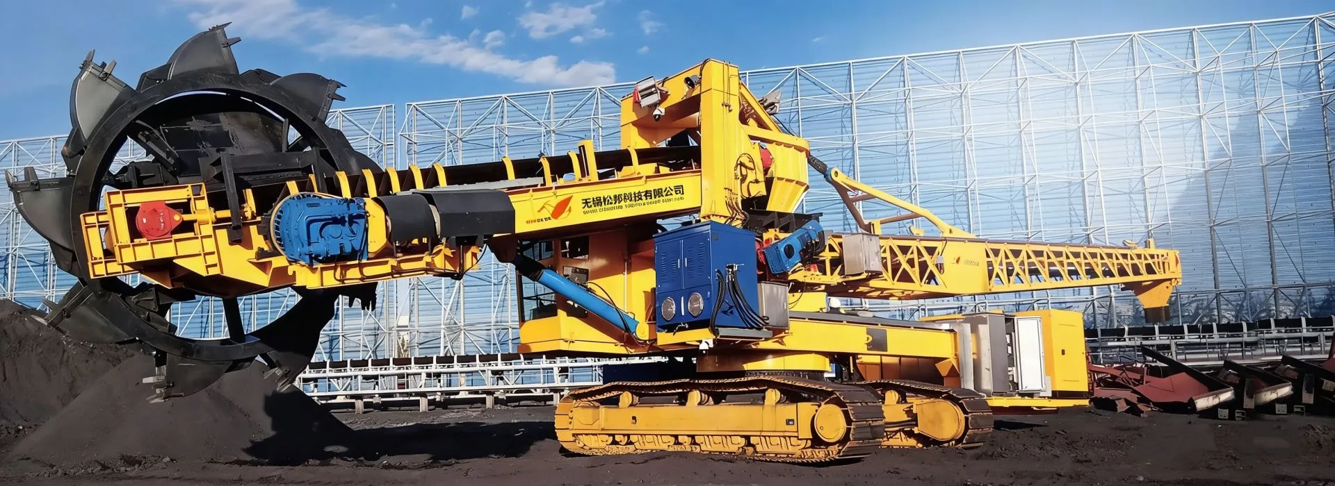 Crawler mobile stacker and reclaimer, mobile stacker, automatic decoupling crane